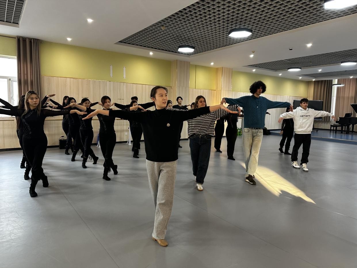 舞韻傳情，豫見未來——意大利學生代表團“中文+職業技能”培訓暨“豫見古今，鄭好同行”短期研修活動之舞蹈技能培訓圓滿結束